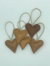 Indlæs billede til gallerivisning Hjerter til ophæng i vinduet eller på juletræet.
