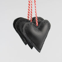 Indlæs billede til gallerivisning Hjerter til ophæng i vinduet eller på juletræet.
