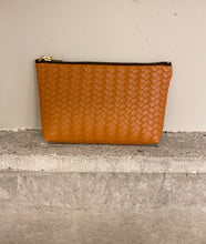 Indlæs billede til gallerivisning Flet pung i cognac farvet.
