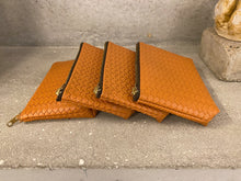 Indlæs billede til gallerivisning Flet pung i cognac farvet.
