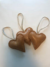 Indlæs billede til gallerivisning Hjerter til ophæng i vinduet eller på juletræet.
