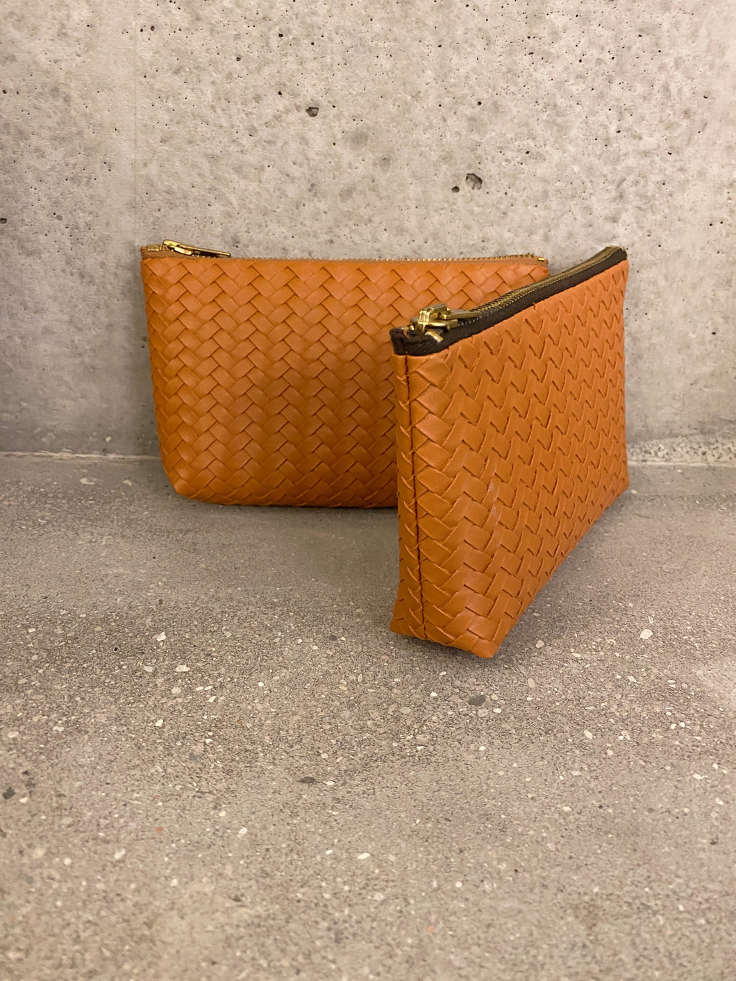 Flet pung i cognac farvet.