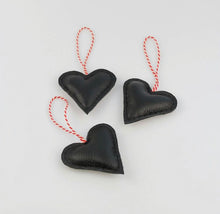 Indlæs billede til gallerivisning Hjerter til ophæng i vinduet eller på juletræet.
