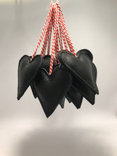 Indlæs billede til gallerivisning Hjerter til ophæng i vinduet eller på juletræet.
