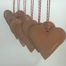 Indlæs og afspil video i gallerivisning Hjerter til ophæng i vinduet eller på juletræet.
